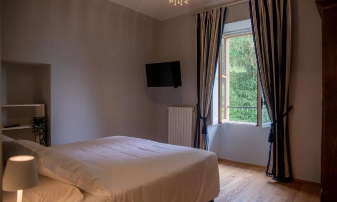 Cannobio Bed & Breakfast | Room 'Isabella' with Shared Garden and Wi-Fi