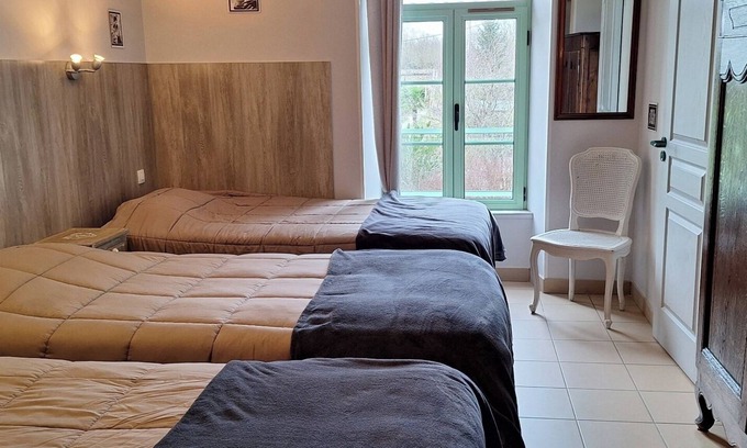 Fye Apartment | Room 'Le Meslay N°6 - Chambre 3 Pers' with Shared Terrace, Shared Garden and Wi-Fi