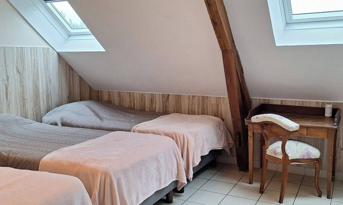 Fye Apartment | Room 'Le Meslay N°9 - Chambre 4 Pers' with Shared Terrace, Shared Garden and Wi-Fi