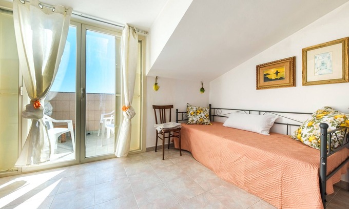 Motta Camastra Apartment | Room 'Lemon' with Mountain View, Shared Pool and Shared Terrace