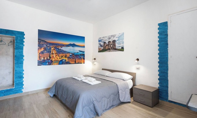 Piazza-Tralia-Pendolo Apartment | Room 'Napoli Con Vista Vesuvio' with Mountain View, Wi-Fi and Air Conditioning