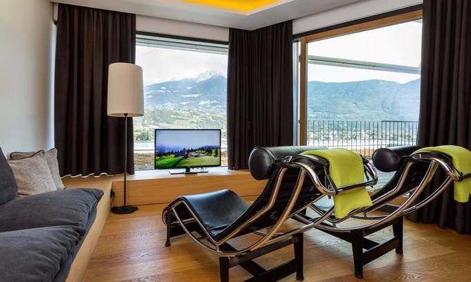 Marlengo Apartment | Room 'Pazeider Panorama Suite 405' with Mountain View, Wi-Fi and Air Conditioning