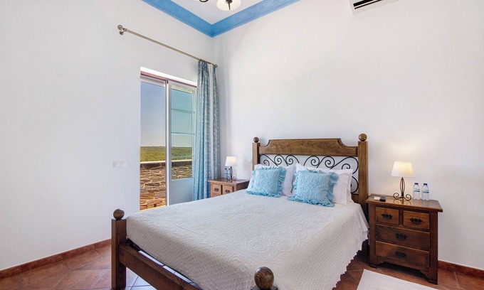 Espirito Santo Apartment | Room 'Quarto Azul - Countryside View-With Patio' with Shared Pool, Wi-Fi and Air Conditioning