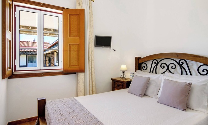 Espirito Santo Apartment | Room 'Quarto Roxo - Patio View' with Shared Pool, Wi-Fi and Air Conditioning