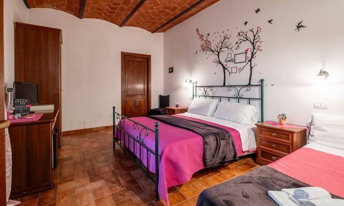 Catabbio Apartment | Room 'Rosa' with Shared Pool and Shared Garden