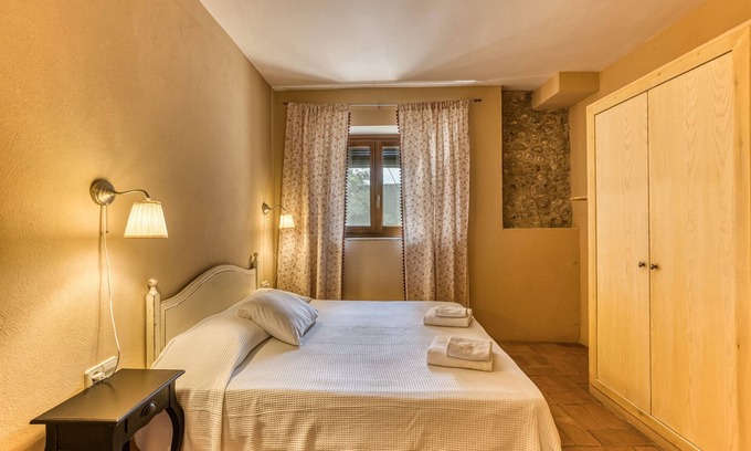 Borrassa Apartment | Room 'Sempreviva' with Shared Pool, Wi-Fi and Air Conditioning