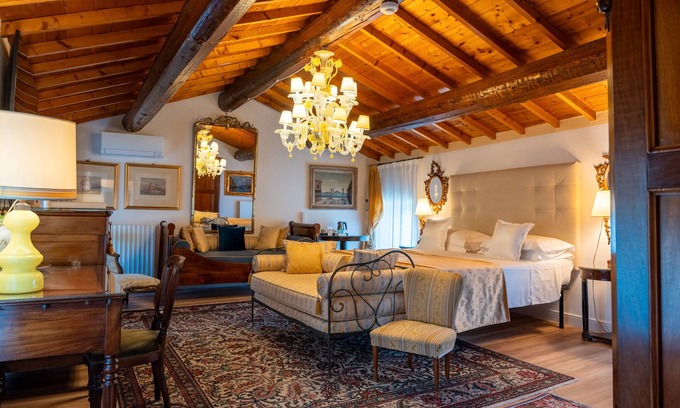 Sommacampagna Apartment | Room 'Suite Dei Velieri' with Shared Pool, Wi-Fi and Air Conditioning