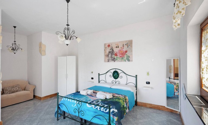 Piazza-Tralia-Pendolo Apartment | Room 'Tripla Con Vista Vesuvio' with Mountain View, Wi-Fi and Air Conditioning