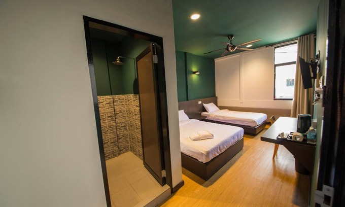 Pegawai Hotel | Room V Jalan Jenang