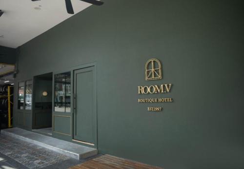 Pegawai Hotel | Room V Jalan Sultanah By SECOM