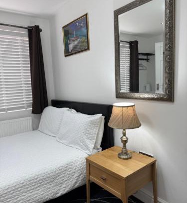 Ashford House | Room with en-suite facilities