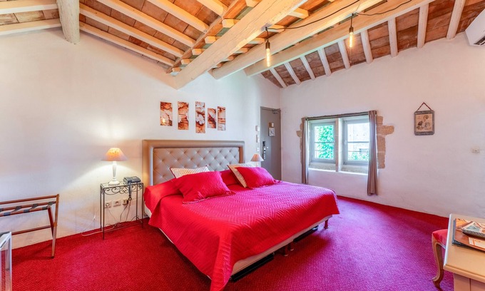 Collias Apartment | Room with Vintage Bath, Shared Pool, Wi-Fi and Air Conditioning