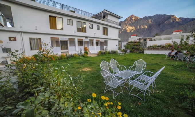 Skardu Hotel | Roomph Premium Al Noor Airport Road