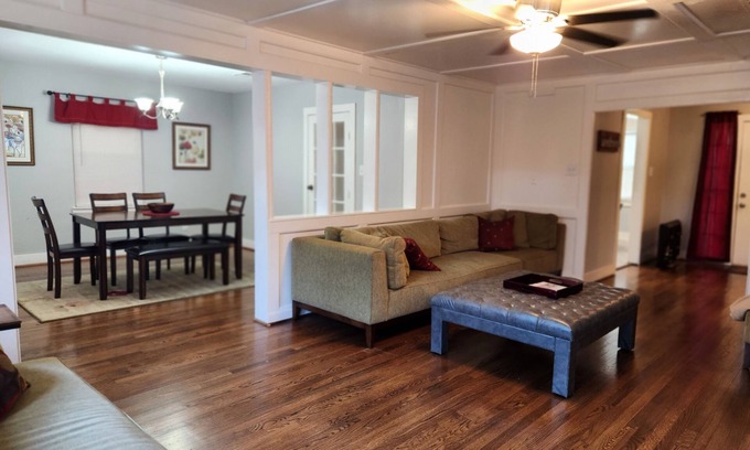 Riverside Terrace House | Roomy 3/2 close to University of houston, TX Med Center, NRG, Downtown, & Parks