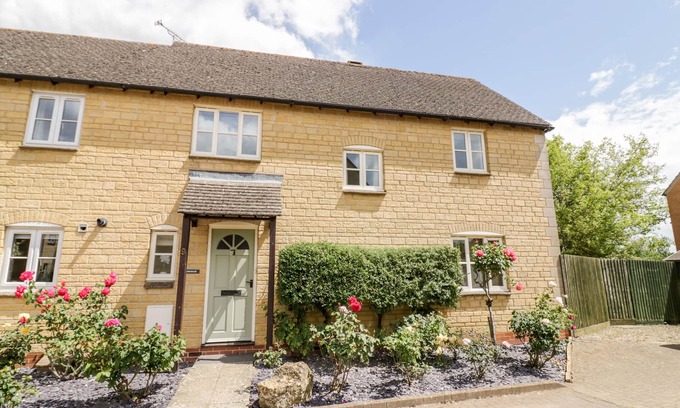Moreton-in-Marsh Cottage | ROSEMEAD, pet friendly, with a garden in Moreton-In-Marsh