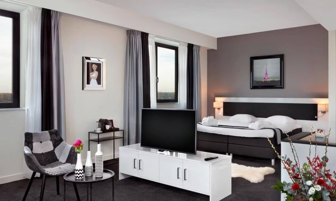 Zestienhoven Hotel | Rotterdam Convenience – Onsite Dining & Airport Access!