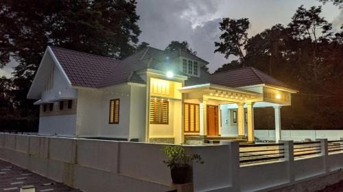 Kuravilangad House | Royal Home