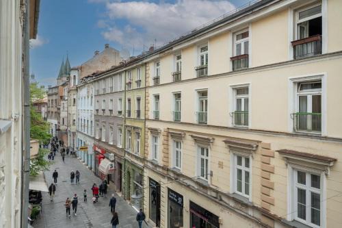 Old Town Apartment | Royal Meeting Point Apartment Family and Group friendly up to 8 persons