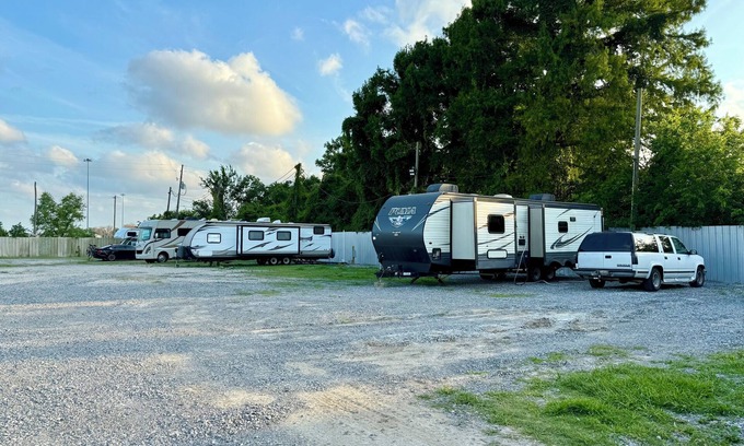 Viavant - Venetian Isles Hotel | Royal Palms Motel & RV Park