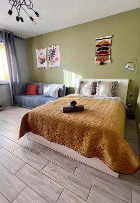 Praga Poludnie Apartment | Roztocka studio, free parking, 1 tram to the city & PGE National Stadion, by Cosmo Spirit