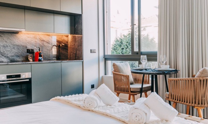 Mafamude Apartment | RUAH V - Vibrant Studio by LovelyStay