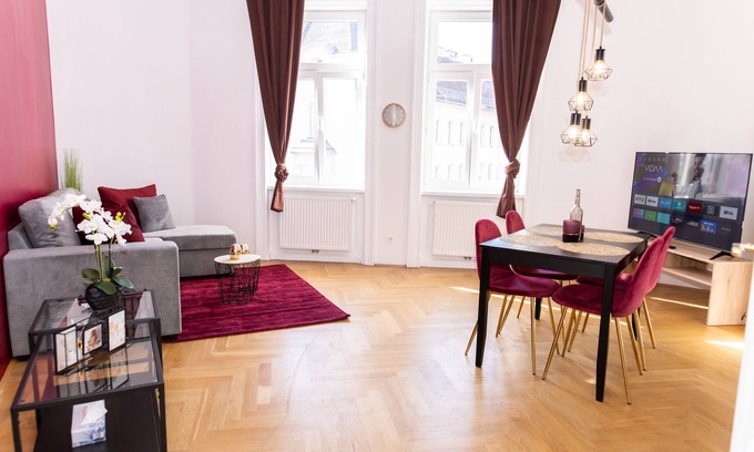 Vienna Apartment | Ruby Luxurious Apartment With View of Schönbrunn