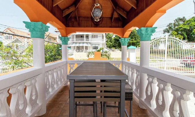 Runaway Bay Apartment | Runaway Bay Gem Villa