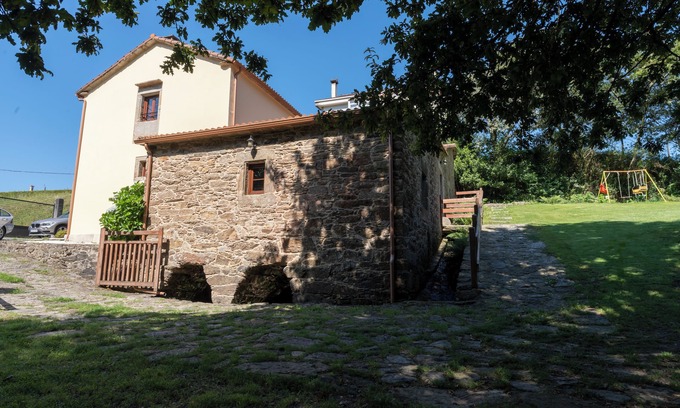 Santiago de Compostela Ski Chalet | Rural house with farm next to the river, 5 minutes from the Cathedral (pets allowed).