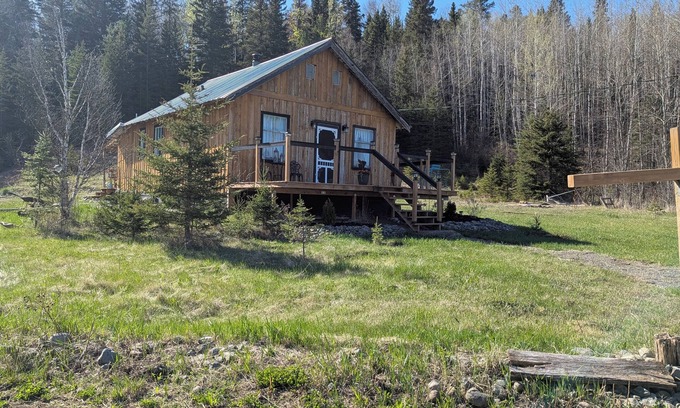 Kaministiquia Cabin | Rustic 2 Bed 1 Bath Cottage in Kaministiquia w Breathtaking Views of the Valley