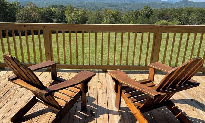Danbury House | Rustic 2-BR country home w/AC, WiFi, Smart TV & scenic view near Danbury, N.C.