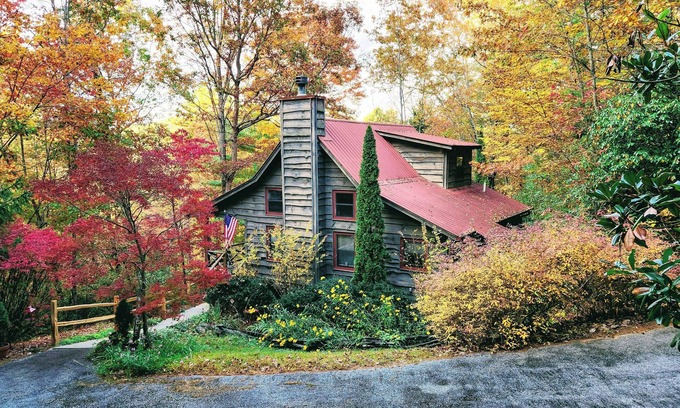 Wiley Cabin | Rustic Cabin w/Porches: 8 Mi to Tallulah Gorge!
