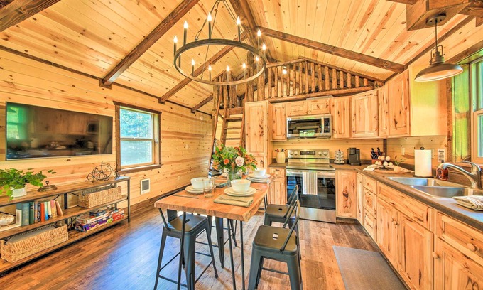 Sandpoint Cottage | Rustic-chic Woodland Hideaway w/Hot Tub!