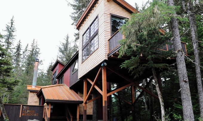 Alyeska House | Rustic comtemporary custom chalet 1/2 mile from ski resort