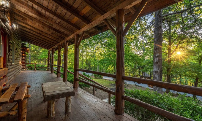 Branson House | Rustic Hideaway! Close to Branson Landing!