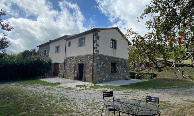 Arcidosso House | Rustic immersed in a centuries-old chestnut grove