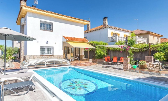 Carranque Ski Chalet | Rustic lodging with private seasonal swimming pool and strategic location