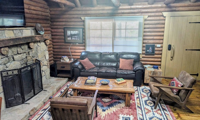 Pine Mountain Club Cabin | Rustic log cabin offering modern conveniences - Pet friendly