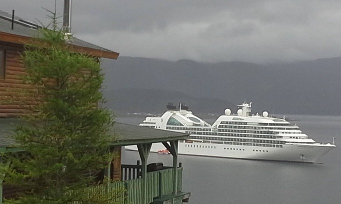 Woody Point House | Rustic Log Style Chalet in the Heart of Gros Morne National Park!