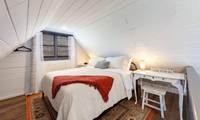 Wears Valley House | Rustic Modern Getaway - Mtn View - Creek - Hammock - Rest