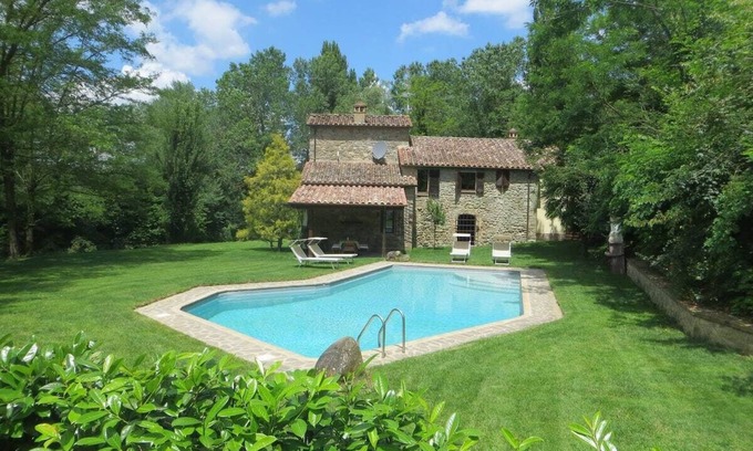 Umbertide Villa | Rustikale Villa mit Pool direkt am Tiber gelegen