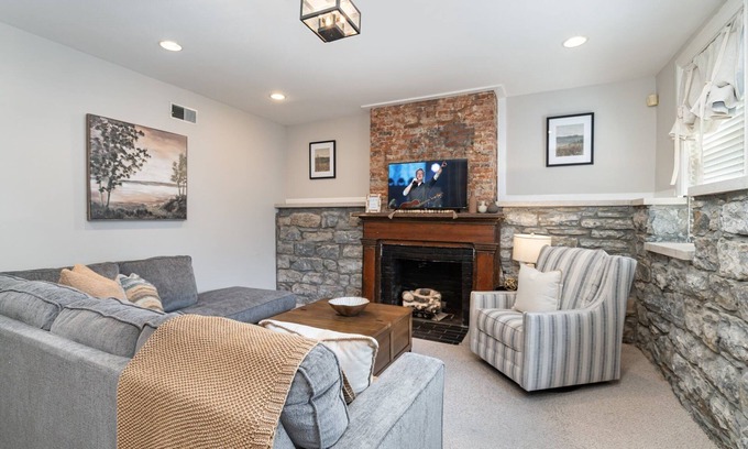 Rutledge Hill House | Rutledge After Dark - Walk to Broadway & The Gulch