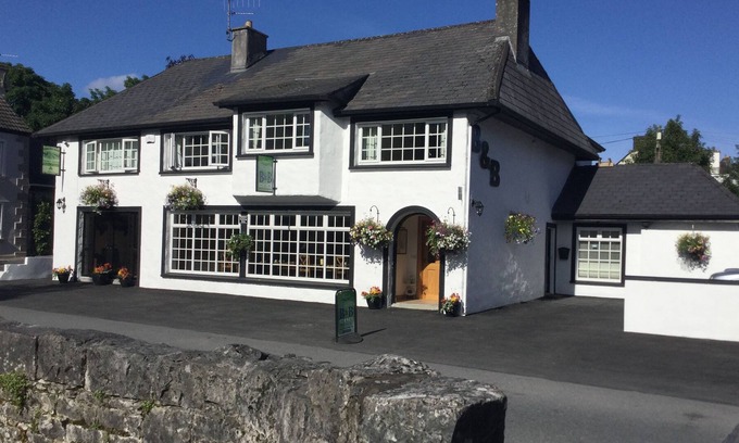 Cong Bed & Breakfast | Ryan's River Lodge B&B