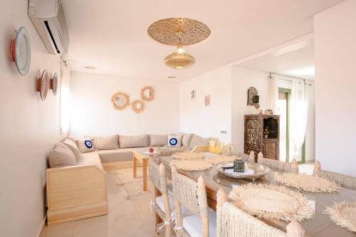 Menara Apartment | Séjour confort jacuzzi et terrasse à Targa