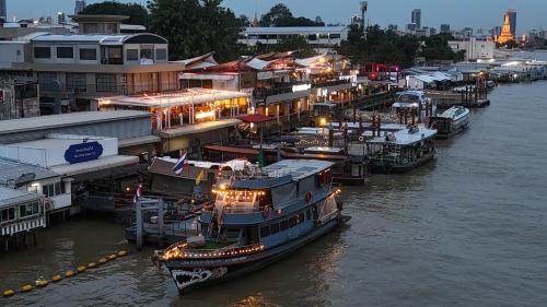 Phra Borom Maha Ratchawang Boat Rental | Sabai Sabai Liveaboard Bangkok