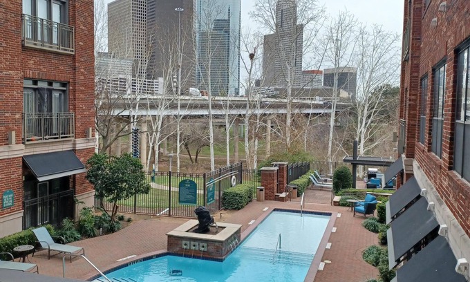 Montrose Apartment | Sabine street Lofts Forget your worries in this spacious peaceful atmosphere