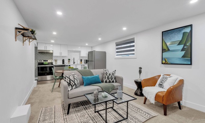 Killarney House | "Safari" Renovated & Upgraded 2 bed lower suite