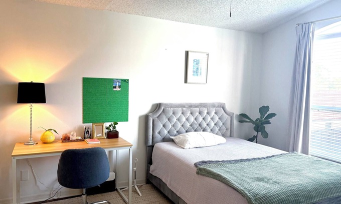 Palm Beach Gardens Apartment | Safe & Quiet Private Room in Palm Beach Gardens with fitness room, AC