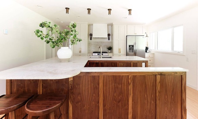 Minnetonka House | Safe, Spacious & Walkable! Family & Pet Friendly - Fully Stocked! Fenced Yard.