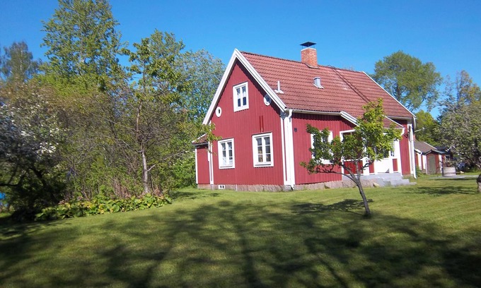 Klavrestrom House | Sailor house red holiday home near lake and golf course with boat in village location
