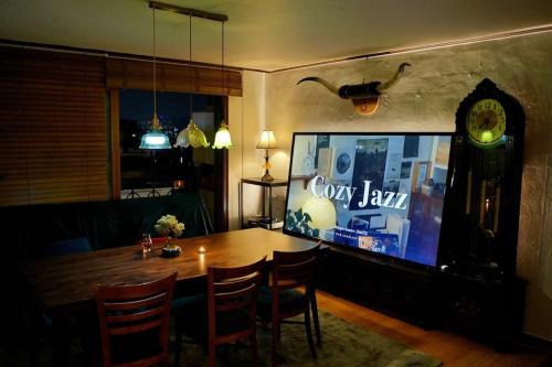 Seobinggo-dong Villa | Salon de Hannam River view